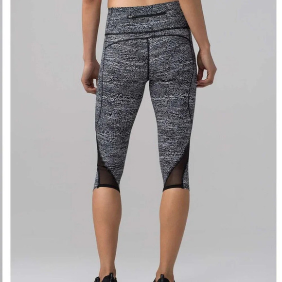 Lululemon Pace Perfect Crop (17") mid Rise Air Time  White Black Size 4 - Picture 6 of 16